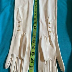 Elegant Vintage Cream/Off White Gloves